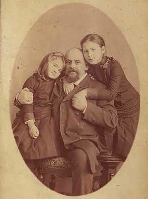 S I Mamontov s dochermi Aleksandroi i Veroi 1884